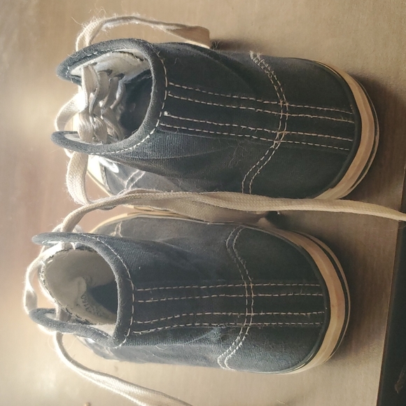 Used black high top converse - Picture 2 of 4